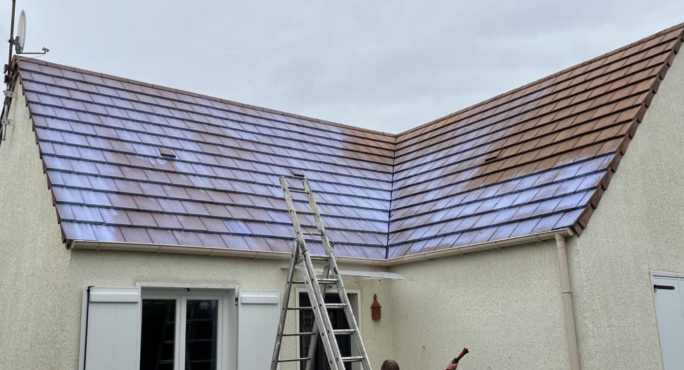 Nettoyage de toiture et application de traitement hydrofuge